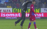 Video: Līdzjutējs <i>izslēdz</i> "Steaua" futbolistu