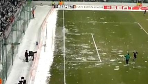 Video: Portugāļi no poļu faniem dabū ar sniega pikām