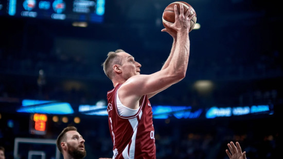 Treniņspēlē noplosās vīri ar NBA pieredzi, vidējās atzīmes uzlabo arī rezervisti