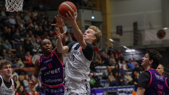 "Liepājai" pietrūkst aukstasinības, "Rīgas Zeļļi" iegūst vietu kausa pusfinālā