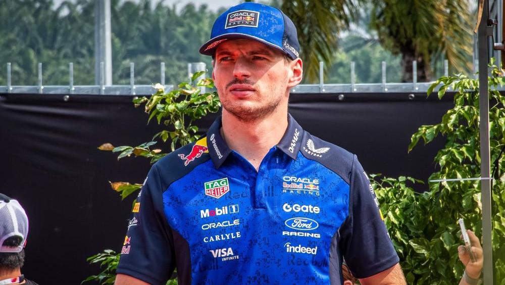 Max Verstappen takes Bahrain GP pole ahead of Lewis Hamilton