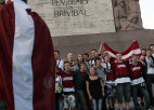 "Aldaris" dāvina hokeja fanu karogu Latvijas izlasei