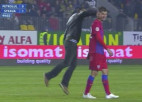 Video: Līdzjutējs <i>izslēdz</i> "Steaua" futbolistu