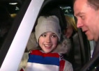 Video: 15 gadus vecajai Phjončhanas čempionei uzdāvina auto