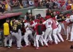 Video: Beisbola mačā izceļas masveida nekārtības