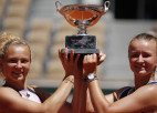Krejčīkova Parīzē uzvar arī dubultspēļu turnīrā