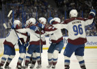 Video: ''Avalanche'' hokejistu svinības pēc izcīnītā NHL čempiones titula