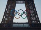 Parīzē uz Eifeļa torņa uzstāda olimpiskos riņķus