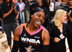 Arikes Ogunbovales 34 punkti palīdz WNBA komandai pārsteigt ASV izlasi