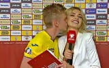 Video: Ukrainas izlases futbolists intervijas laikā noskūpsta daiļo žurnālisti