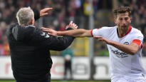 Traks noraidījums Bundeslīgā: kapteinis notriec no kājām pretinieku treneri