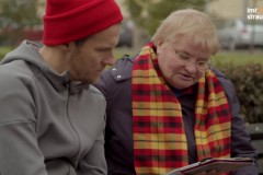 Video: Emocionālā izpildījumā Jānis Aišpurs iedzied “Div’ dūjiņas”