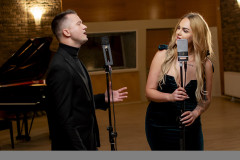 Video: Mīlas duetā sadziedājušies Nikolajs Puzikovs un Adriana Miglāne