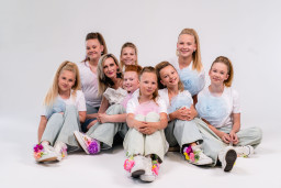 Video: KUKURAGI jaunajā albumā īsta jauno zvaigžņu parāde