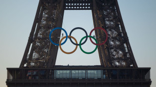 Parīzē uz Eifeļa torņa uzstāda olimpiskos riņķus