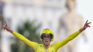Pogačars trešo reizi karjerā kļūst par ''Tour de France'' uzvarētāju