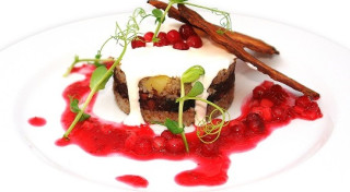 Bukstiņputras sacepums ar asinsdesu, kraukšķīgo bekonu un ābolu – dzērveņu mērci