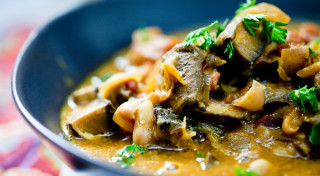 Vegāna aukstā zupa ar portobello sēnēm