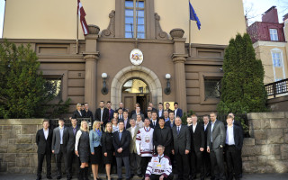 Foto: Hokeja izlases vizīte Latvijas vēstniecībā Somijā