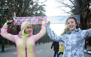 Foto: Dāmas gatavojas 1.maija "Sieviešu skrējienam"