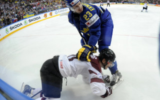 Foto: Latvija pasaules čempionātā ar 1:8 piekāpjas zviedriem
