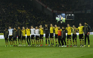 Video: Dortmundes "Borussia" fani pēc uzvaras kopā ar spēlētājiem dzied ''Zvaniņš skan''