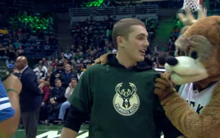 Video: "Bucks" trāpa 28% trīņu, fans bez problēmām iemet no centra