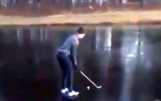 Video: Golferis izmēģina sitienu uz ledus