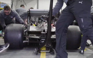 Video: "Mercedes" demonstrē pitstopu ar platajām 2017. gada F1 riepām