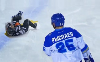 Video: Kazahu hokeja kauslis nogāž tiesnesi un aizslido