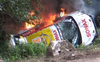 Video: "Opel" ekipāža iespaidīgi avarē Vācijas rallijā, mašīna aizdegas