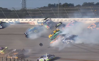 Video: 16 mašīnu sadursme NASCAR posmā Talladegā