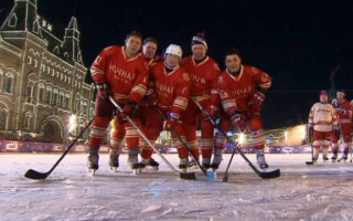 Video: Putins Sarkanajā laukumā spēlē hokeju