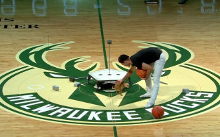 Video: NBA jocīgākie momenti: suņuks piemēslo  "Bucks" laukumu