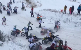 Video: Masveida sadursme skijoringā Ķegumā