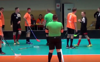 Video: Latvijas florbola kaislības - spēlētājs tiesnesim met ar nūju