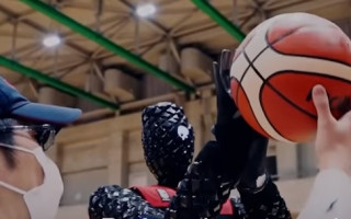 Video: Japānā robots basketbola soda metienu sacensībās uzvar cilvēku