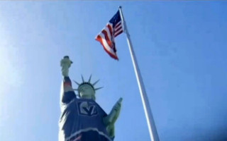 Video: Brīvības statuja Lasvegasā kļūst par "Golden Knights" fani