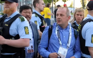 Video: Kopenhāgenas policisti izglābj žurnālistu no līdzjutēju nagiem