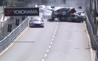 Video: Smagā avārijā autosacīkstēs ielu trasē iesaistīti gandrīz visi dalībnieki