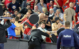 Video: Čempionu līgā fani sarīko nekārtības