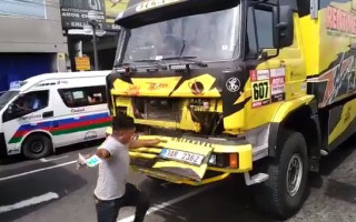 Video: Dakaras rallija līdzjutējs nodara bojājumus sacīkšu mašīnai