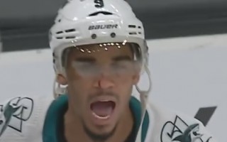 Video: Keins saķeras ar NHL raženāko vīru un dabū pa degunu