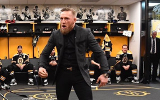 Video: Makgregors ierodas uz NHL cīņu un iedvesmo "Bruins" spēlētājus