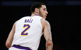 Lonzo Bols norobežojas no tēva "Big Baller Brand" un pat aizkrāso tetovējumu