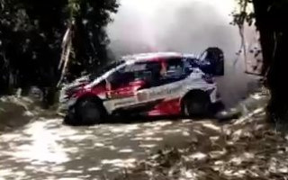 Video: WRC ekipāža pēc avārijas saceļ necaurredzamu putekļu mākoni