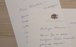 Valsts prezidents pašrocīgi apsveic Eiropas čempiones Graudiņu un Kravčenoku