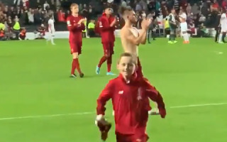 Video: "Liverpool" mazais fans saņem divus atteikumus, bet galu galā dabū kreklu