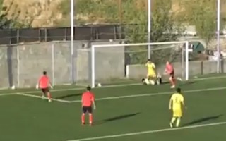 Video: Futbolists īsā laikā divreiz pamanās trāpīt pa vārtu stabu