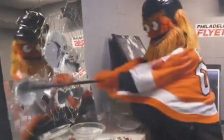 Video: NHL kluba talismants "Gritty" ārdās dusmu istabā